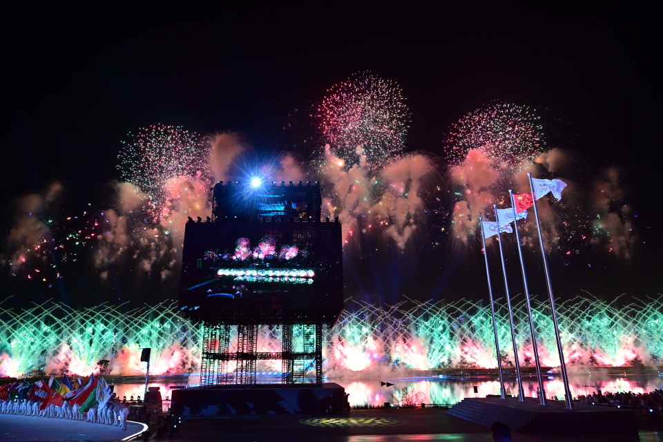 火炬设置于, 两侧向中间, 青春力量